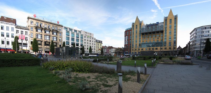 antwerpen02.jpg - In Antwerpen logeren we in het All seasons Ibis hotel (het gebouw achter de bus midden op de foto). Het hotel ligt op het Koningin Astridplein vlak naast het centraal station.