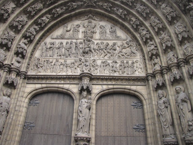 antwerpen15.JPG - Boven de toegangsdeuren prachtig beeldhouwwerk.