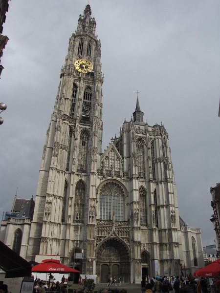 antwerpen16.JPG - De kathedraal is een prachtig gebouw. Bijna 200 jaar heeft men gebouwd aan deze kerk die een toren heeft van 123 meter.
