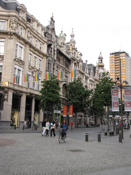 antwerpen19.JPG - Langs de Meir staan diverse oude gebouwen die nog rijk versierd zijn.