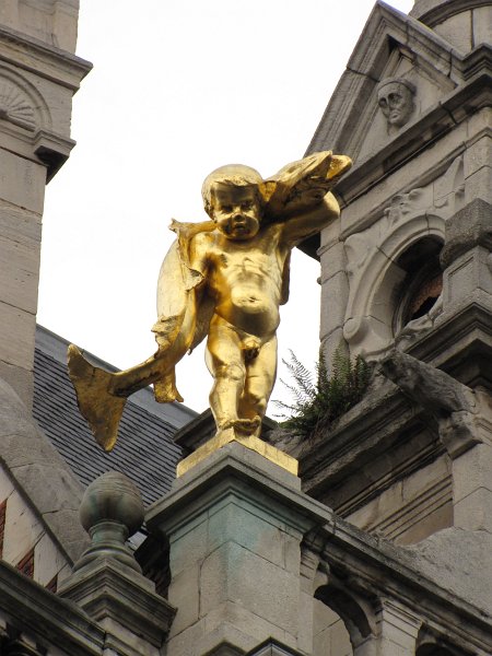 antwerpen20.JPG - Je moet echter wel een flinke zoomlens hebben om te zien wat voor beelden boven op het dak staan.