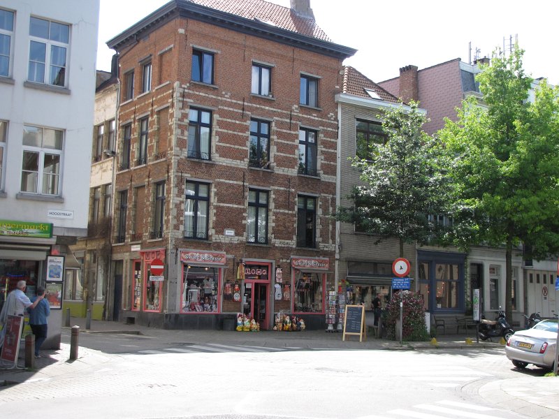 antwerpen31.JPG - Hier moeten Frouwkje en ik wel erg om lachen. De Swiet en Seksie verkoopt allerlei, laten we zeggen ondeugende, dingen.