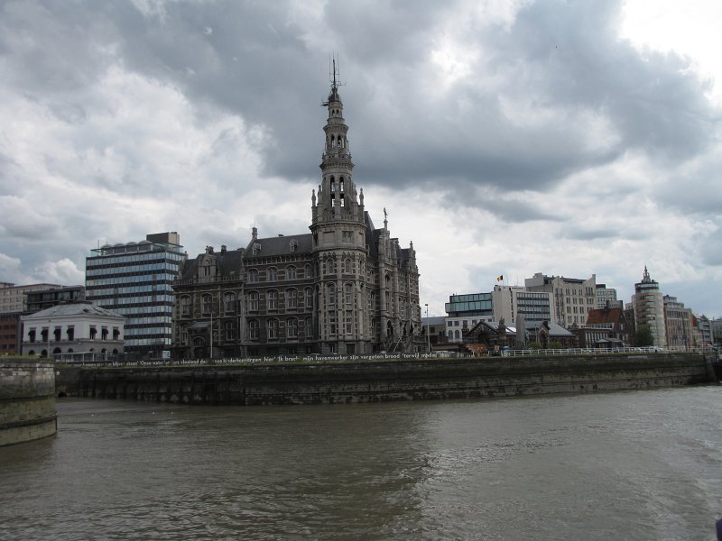 antwerpen35.JPG - We maken een kleine rondvaart over de Schelde. Hierbij komen we langs het fraaie gebouw van het loodswezen.