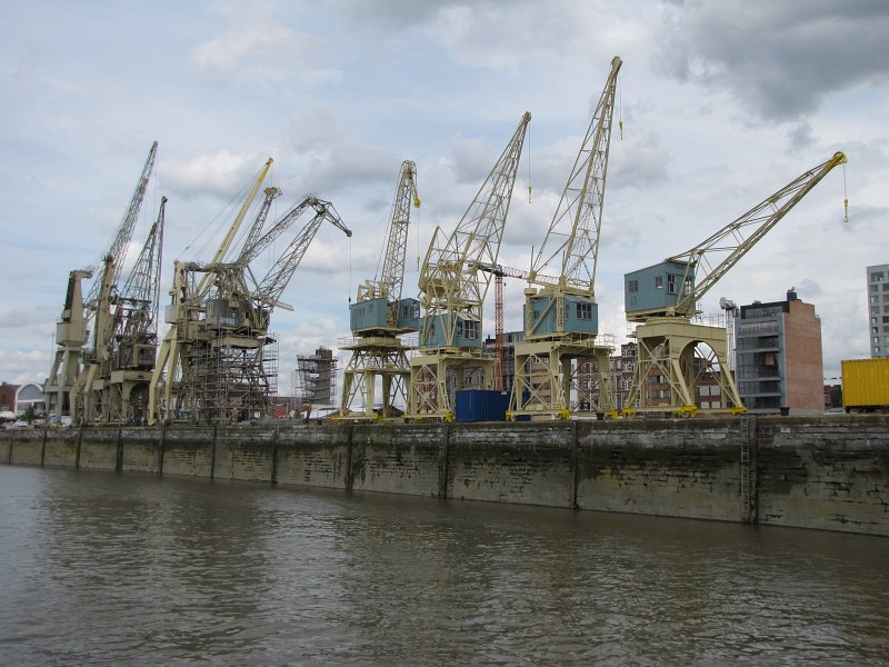 antwerpen36.JPG - Een verzameling oude havenkranen bij het Bonapartedok.