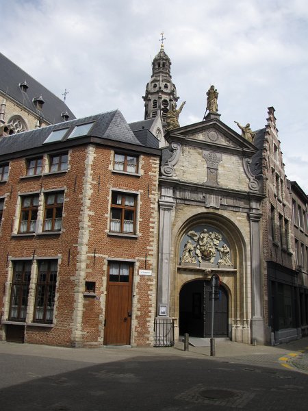 antwerpen39.JPG - De toegangspoort naar de Sint Pauluskerk.