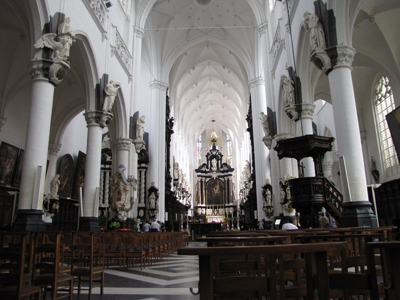 antwerpen40.JPG - De kerk zelf is prachtig. Rijk versierd met grote beelden van de apostelen.