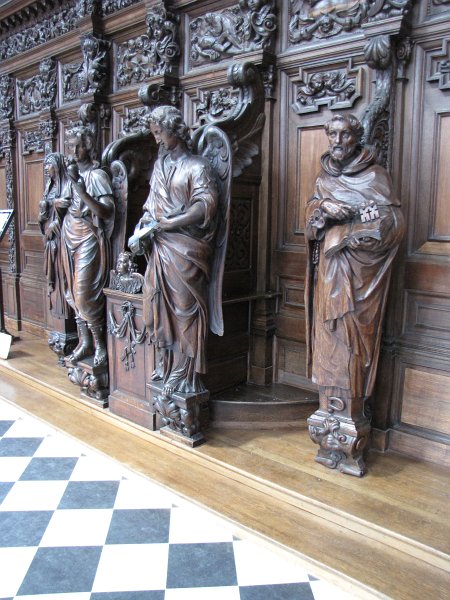 antwerpen41.JPG - Aan beide zijmuren staan levensgrote beelden van houtsnijkunst. Rechts het beeld van Petrus met de sleutel.