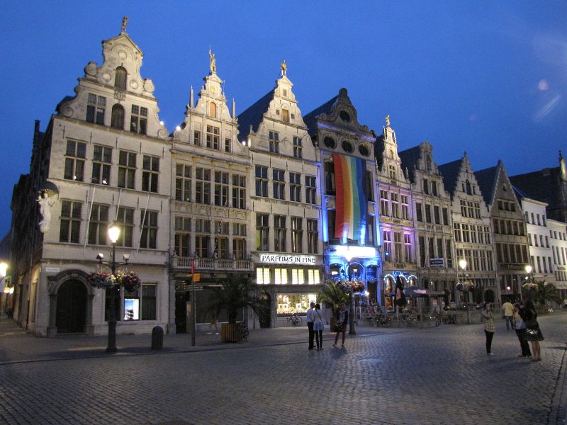 antwerpen48.JPG - Verlichte panden aan de Grote markt.