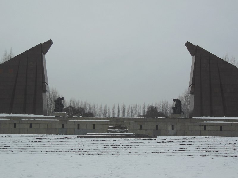 DSCN0872.JPG - Zaterdagmorgen, de dooi is ingevallen en het is grijs en een beetje mistig als we op pad gaan. Ons eerste doel is het grote Sovjetmonument en begraafplaats in het Treptower park.