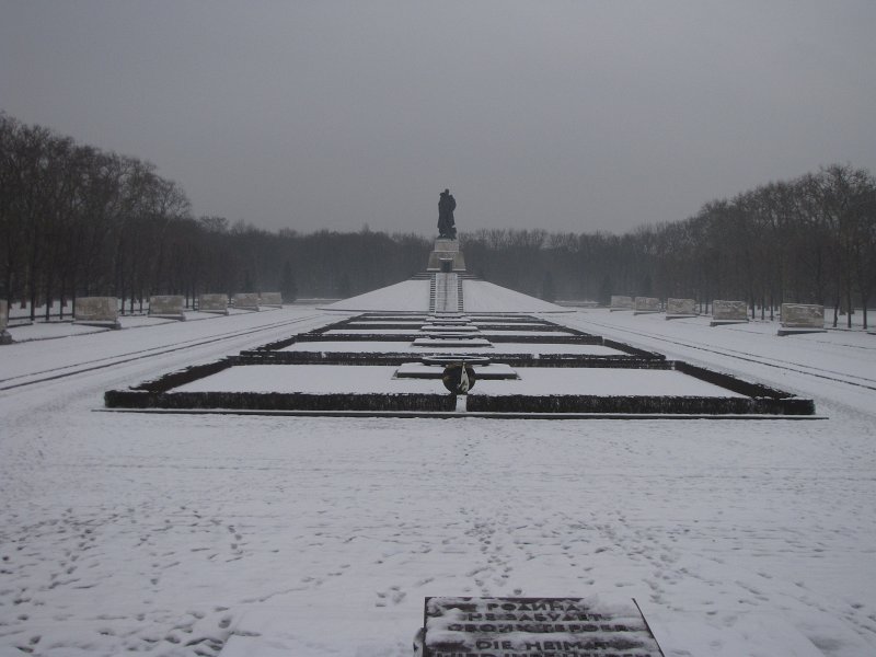 IMG_7799.JPG - Dit monument is tevens de begraafplaats van 5000 Sovjet soldaten die bij de slag om Berlijn om het leven zijn gekomen. In de muren links en rechts zijn teksten aangebracht die uit de dagboeken van Stalin stammen.