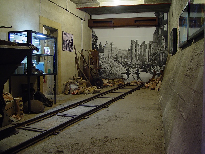 Tour-1-Bild-7-SL_-web.jpg - In de bunkers wordt het verhaal verteld van Berlijn tijdens de oorlog en vlak daarna. Veel objecten die men gevonden heeft staan tentoongesteld.