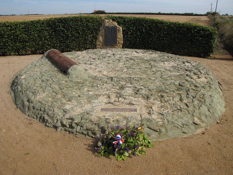 berry_monument.jpg - Donderdag 2 september, de laatste vakantiedag in de Berry. Morgen begint de reis naar huis, maar vandaag nog even een dagje fietsen. Een tocht van 60 km staat op de planning.Aan het begin van de tocht komen we dit monument tegen. Het is een monument voor Lewis Goddard die met Team Ivor in 1944 in bezet gebied werd gedropt en wiens parachute niet opende.