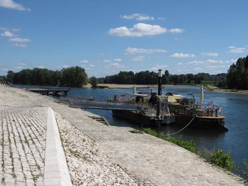 orleans_loire.jpg - De Loire met z'n zandbanken word niet druk bevaren bij Orléans.