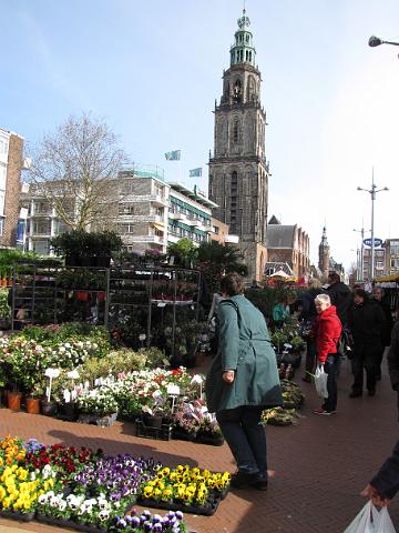 bloemetjesmarkt_martinitoren.jpg - Lekker weer op Goede Vrijdag als onder de Martinitoren de jaarlijkse bloemetjesmarkt word gehouden.