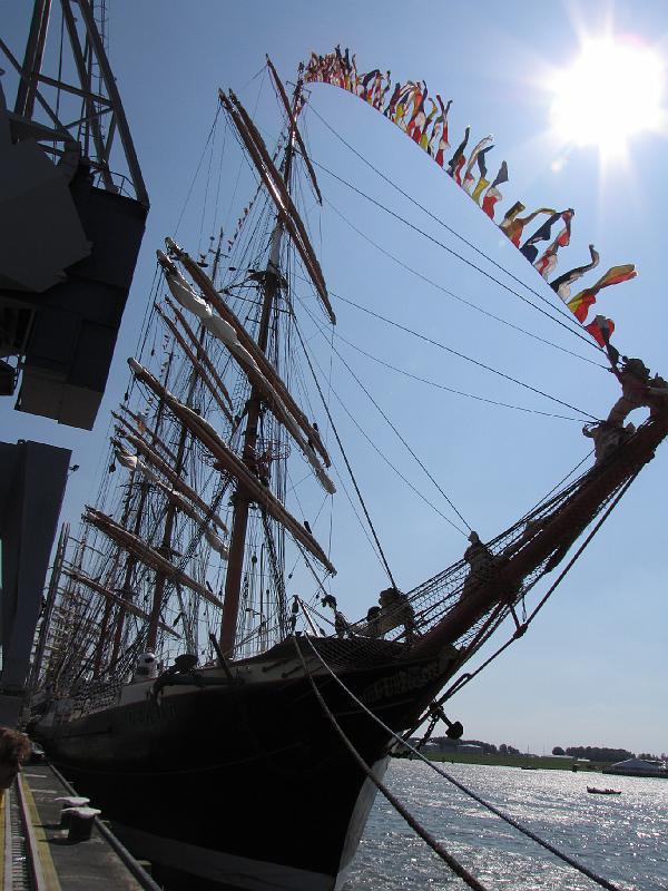 delfsail_Sedov.jpg - Vrolijke vlaggetjes in de voorstag van de Sedov.