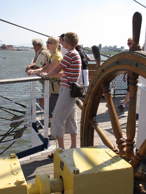 delfsail_dames_opde_mir.jpg - Frouwkje en Tina op de brug van de Mir.