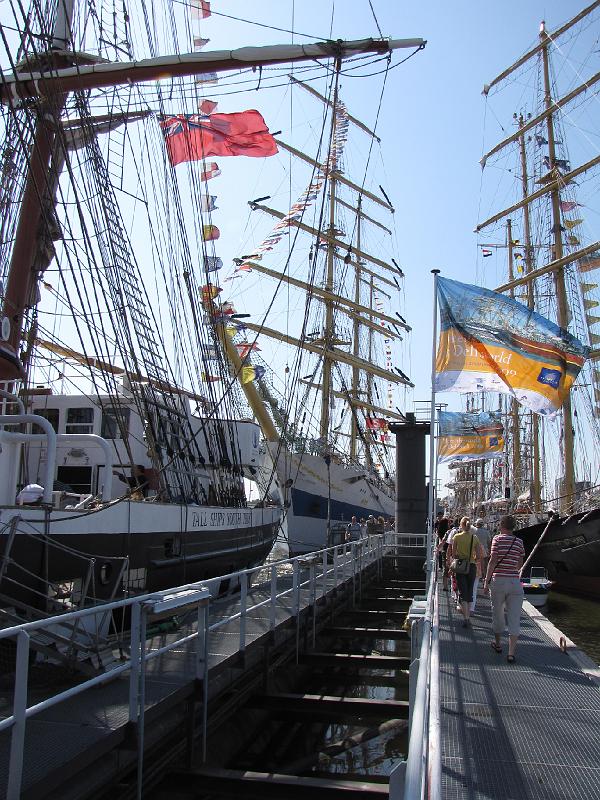 delfsail_drijvende_steiger.jpg - Aan de drijvende steiger lagen ook een aantal fraaie schepen waaronder de Europa en de Mir.