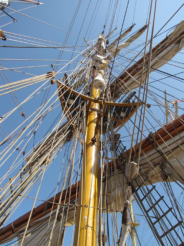 delfsail_masten_mir.jpg - Wat een touwen! Dit is een opname van het tuigage van de Mir.