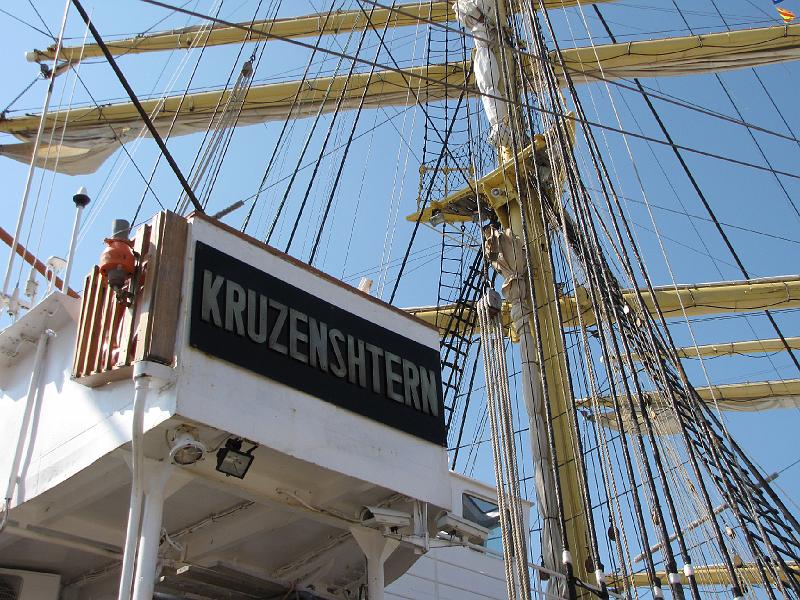 delfsail_naamschild_Kruzenshtern.jpg - Het naambord van de Kruzenshtern. Aangebracht enkel aan de zijde van het schip dat aan de kade lag. Duidelijk enkel en alleen omdat wij niet de naam kunnen lezen zoals die op de boeg staat.
