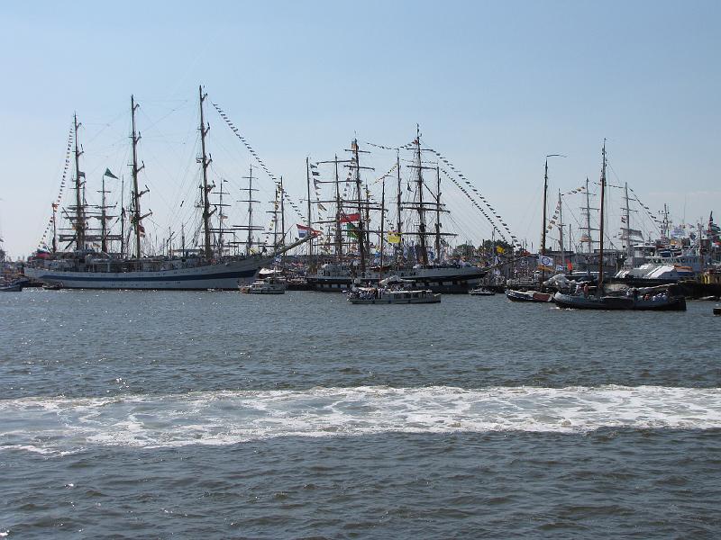 delfsail_overzicht_haven.jpg - Overzicht van de haven met links de Mir en in het midden de Stavros Niarchos.
