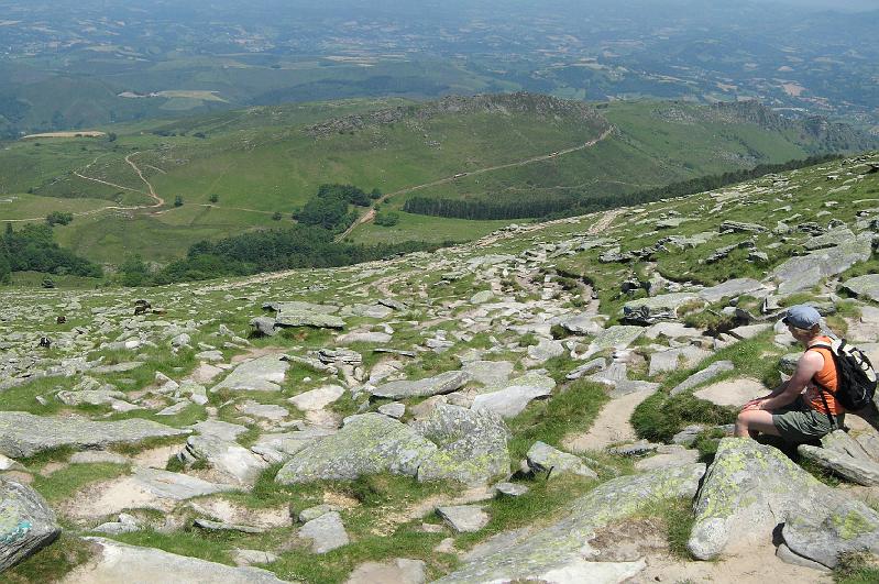 frouwkje_Pyreneeen_wandeling_top.jpg - We gaan niet met de trein naar beneden, maar wandelend. De route gaat van rotsblok naar rotsblok waar een gekleurde streep op staat. In de diepte kun je het traject van het treintje zien.Deze foto is een samenvoeging van 3 foto's.