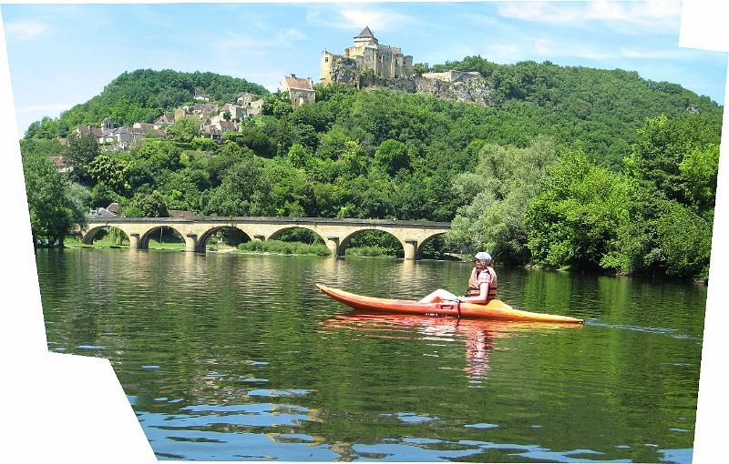 frouwkje_kano_castelnaud.jpg - Frouwkje in de kano op de Dordogne. Op de achtergrond ligt Castelnaud.