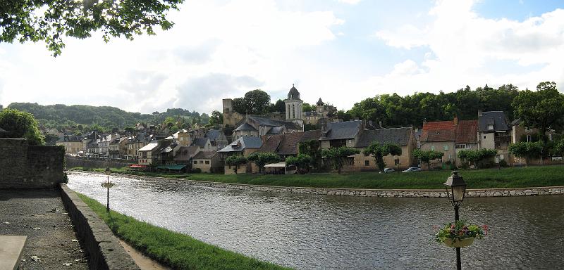 montignac_panorama.jpg - De Vézère, met op de achtergrond Montignac.