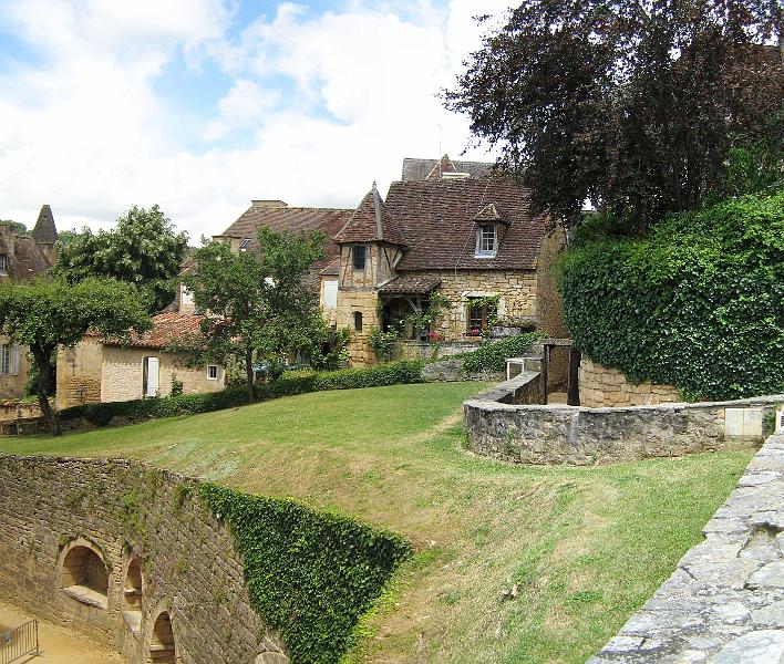 sarlat_kerk_straatje.jpg - Voetpad bij de kerk in Sarlat la Caneda. Samenvoeging van 2 foto's.