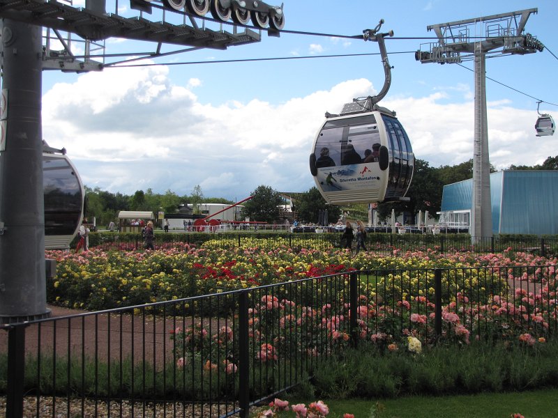 floriade22.jpg - Eerst maar eens een ritje met de kabelbaan om een indruk van het terrein te krijgen.