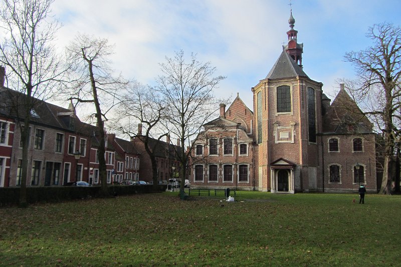 begijnhofdriespark.jpg - Zondagmiddag vertrekken we richting Waalwijk om op maandag de winter Efteling te kunnen bezoeken. Zondagmorgen maken we nog even een wandeling door Gent en bekijken even de omgeving van het Groot Begijnhof Sint-Elisabeth. Een begijnhof die stamt uit 1234 en in de jaren daarna werd uitgebouwd tot een complete woonbuurt met fraaie kleine huisjes.