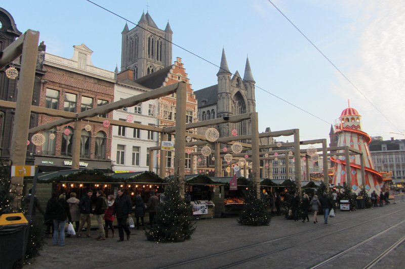 kerstmarkt_korenmarkt.jpg - In de schaduw van de Sint-Niklaaskerk vinden we de kerstmarkt op de Korenmarkt. De markt valt ons tegen. Veel eet-stalletjes maar bijvoorbeeld geen enkel stalletje waar kerstversieringen (zoals kerstballen) worden verkocht.