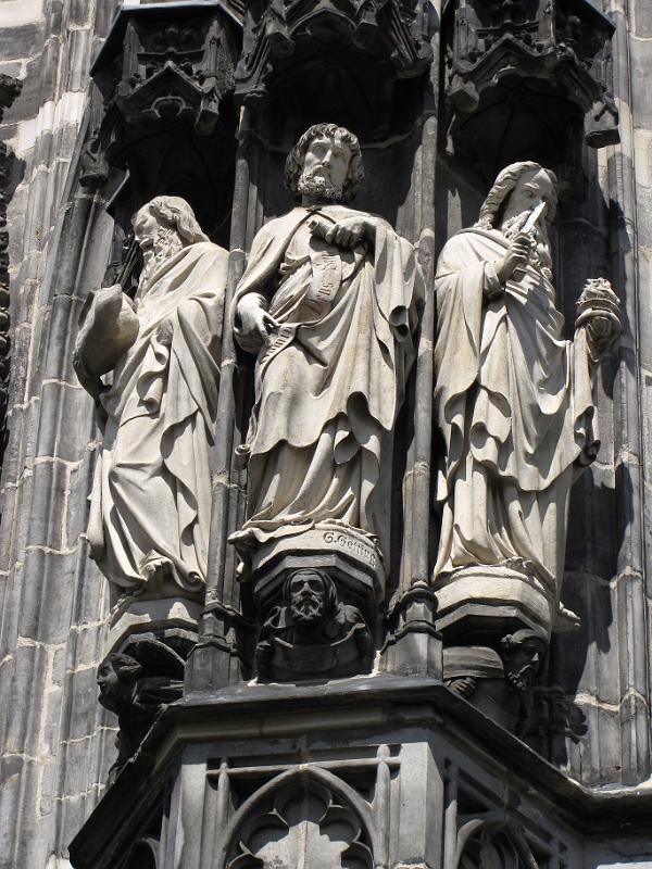 aken_dom_beelden.jpg - Beelden aan de gevel van de Dom.