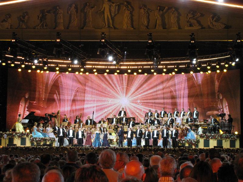 artiesten_vrijthof_rieu_2010.jpg - Alle uitvoerende artiesten samen met André Rieu en zijn Johann Strauss orkest.