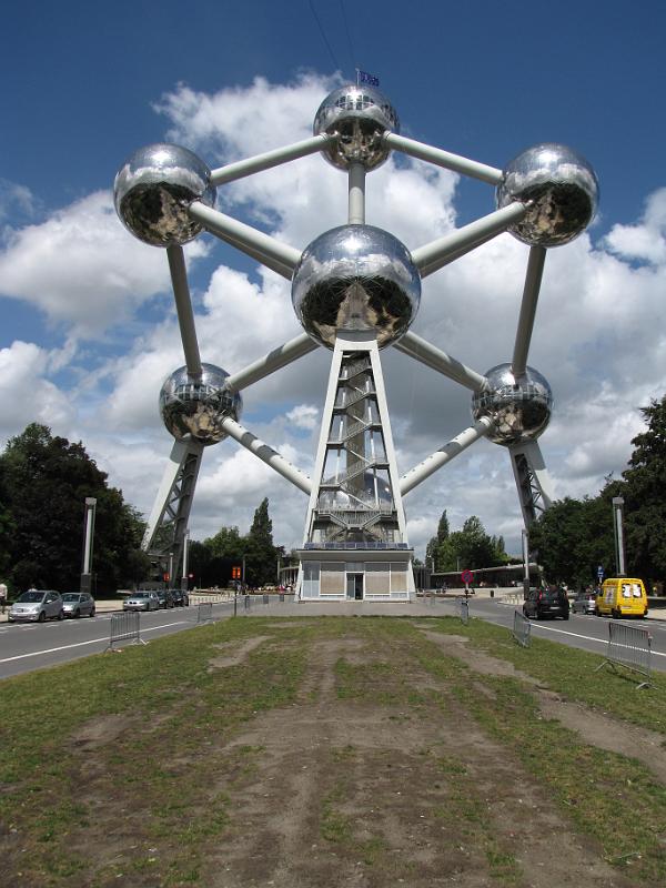 atomium.jpg - Een dagje Brussel. Met de Maastricht-Brussel express een dag naar de hoofdstad van België. Eerst met een regionale trein naar Luik en dan overstappen in een snelle trein naar Brussel. Als eerste bezoeken we het Atomium. Dit 165 miljard maal vergroot ijzerkristal glanst mooi in de zon..