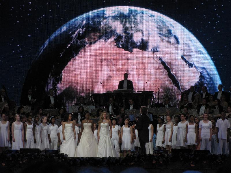 bloemfontein_child_choir.jpg - Het Bloemfontein child choir samen met Carmen Monarcha, Kimmy Skota en Mirusia Louwerse.