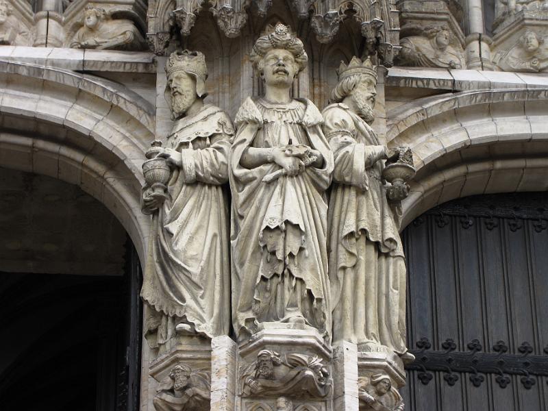 drie_wijzen_kathedraal_brussel.jpg - Beelden bij de ingang van de kathedraal. Ik heb heel sterk de indruk dat het hier beelden van de 3 wijzen uit het oosten betreft.