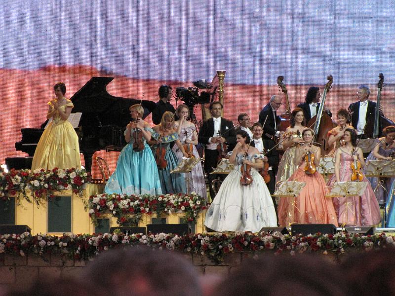 fraaie_baljurken_orkest_rieu.jpg - Prachtige jurken van de dames in het Johann Strauss Orkest.