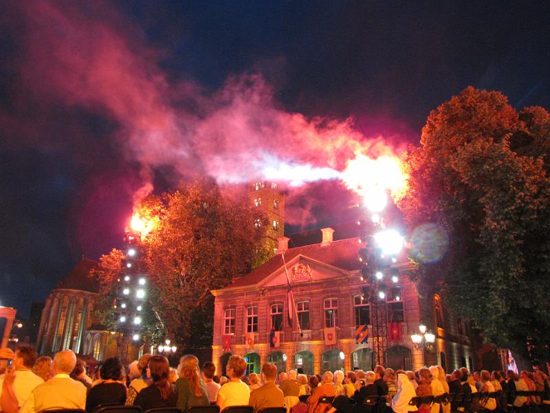 hoofdwacht_vrijthof_vuurwerk.jpg - Vuurwerk op het Vrijthof. Het gebouw op de achtergrond is de Hoofdwacht.