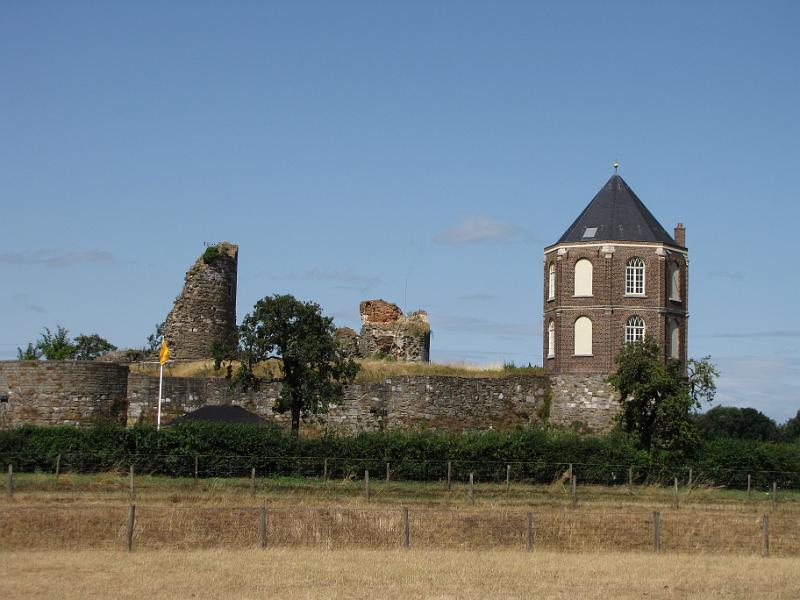 kasteel_montfort.jpg - Net buiten Montfort, de restanten van kasteel Montfort.