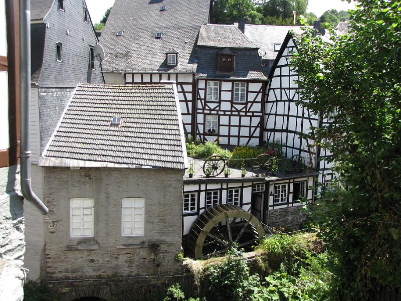 monschau_waterrad.jpg - Vakwerkhuizen en waterrad.