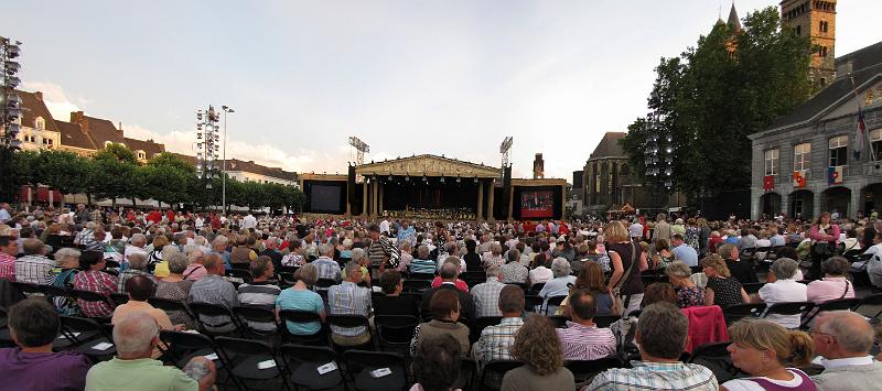 voor_aanvang.jpg - Maandag 12 juli. Dit was de reden om naar Limburg af te reizen: een concert van André Rieu op het Vrijthof. De hitte van het weekend is maandagmorgen met een fiks onweer verdreven, en het is dan ook aangenaam weer om op het vrijthof te zitten.