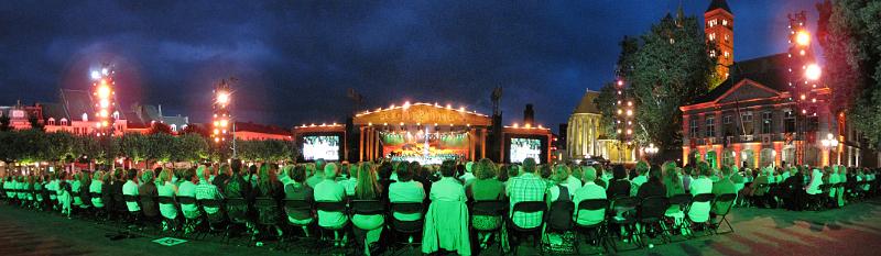 vrijthof_rieu_2010_overzicht.jpg - Panorama van een fraai verlicht Vrijthof.