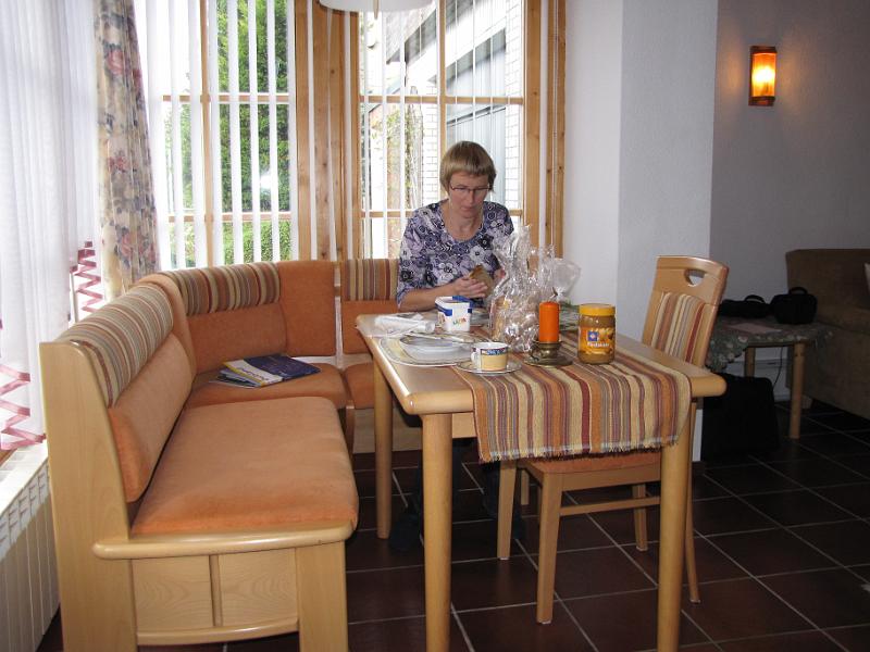 frouwkje_eethoek.jpg - Wij verblijven in een huisje in Sankt Andreasberg. Zoals je ziet voorzien van een echte duitse eethoek.