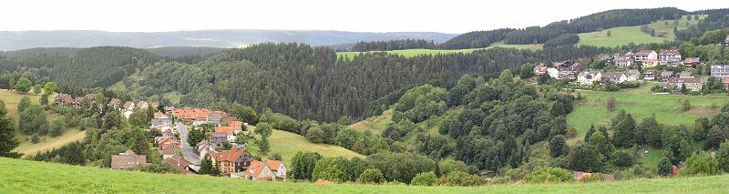 harz_sankt_andreasberg.jpg - Uitzicht over St. Andreasberg vanaf de Glockenberg. Het dorp is verdeeld in een onder- en een bovenstad. Veel van de straten die tussen deze 2 delen lopen hebben stijgingspercentages van 18 tot 24 procent.