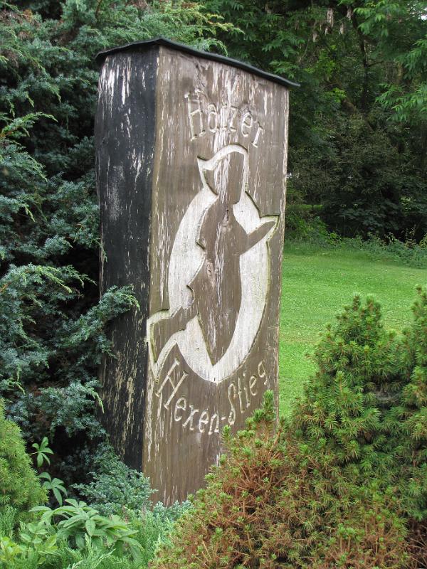 hexenstieg_logo_groot.jpg - De route op donderdag loopt van Drei Annen Hohne naar Rübeland. Hier een groot Hexen-stieg logo langs de route.