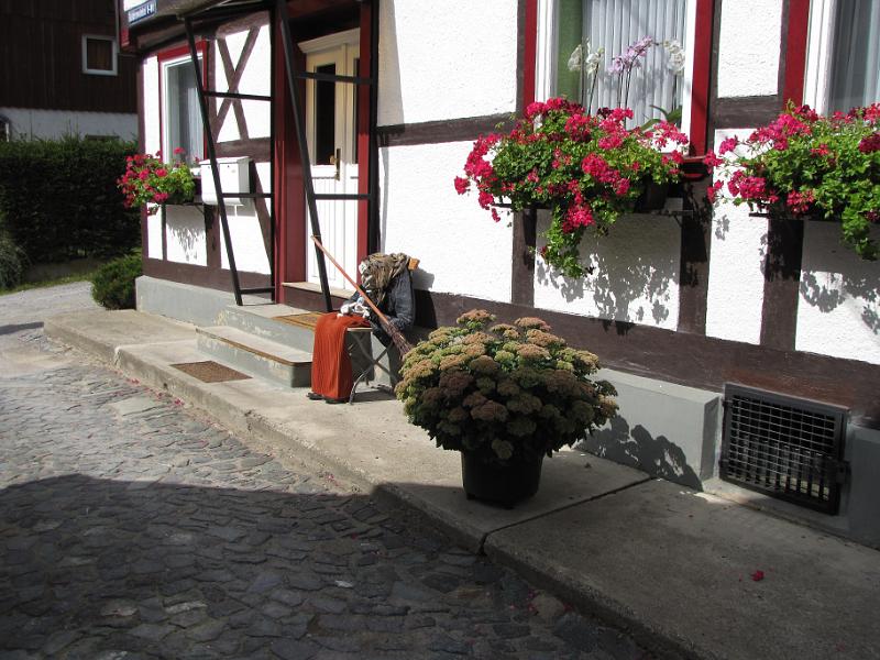neuwerk_heks_straat.jpg - Een straatje met vakwerkhuizen in Neuwerk. Vele bewoners hebben als versiering een heks voor de deur zitten. Niet iedereen heeft tenslotte de Hexen-stieg voor de deur langslopen!