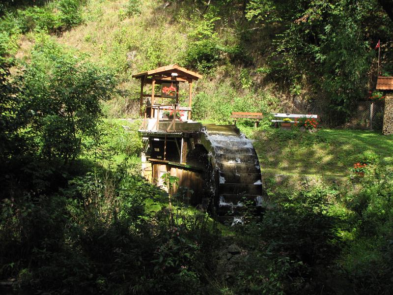 neuwerk_waterrad.jpg - Aan de rand van Neuwerk dit waterrad. Mooi gerestaureerd en ook functioneel gemaakt. Het waterrad levert via een moderne generator stroom aan het stroomnet.