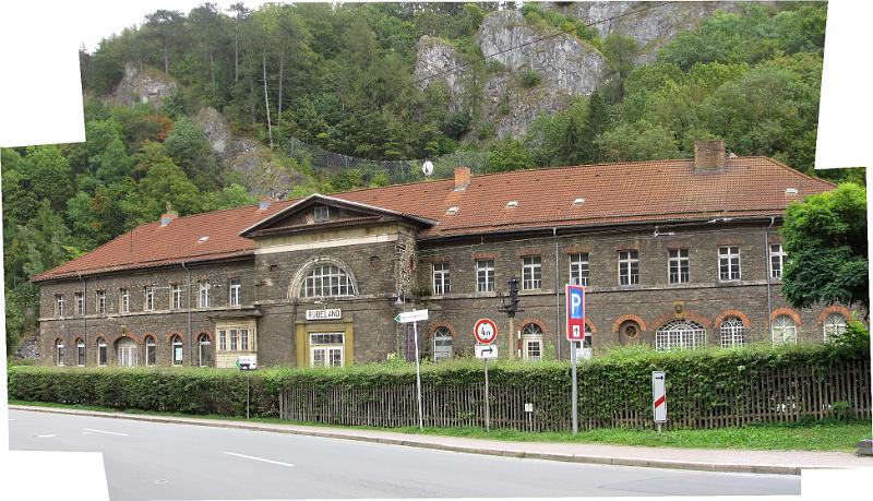 rubeland_station.jpg - Een enorm station in een plaatsje dat ingeklemd ligt in een smal dal. Rübeland, het einddoel van onze 4e etappe.