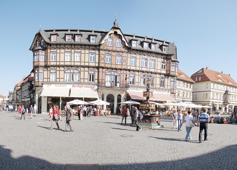 wernigerode_pano_marktplein.jpg - Met behulp van autopano gemaakte foto van andere panden op het maktplein. Als je goed kijkt zul je zien dat er iets niet klopt aan deze panorama foto.