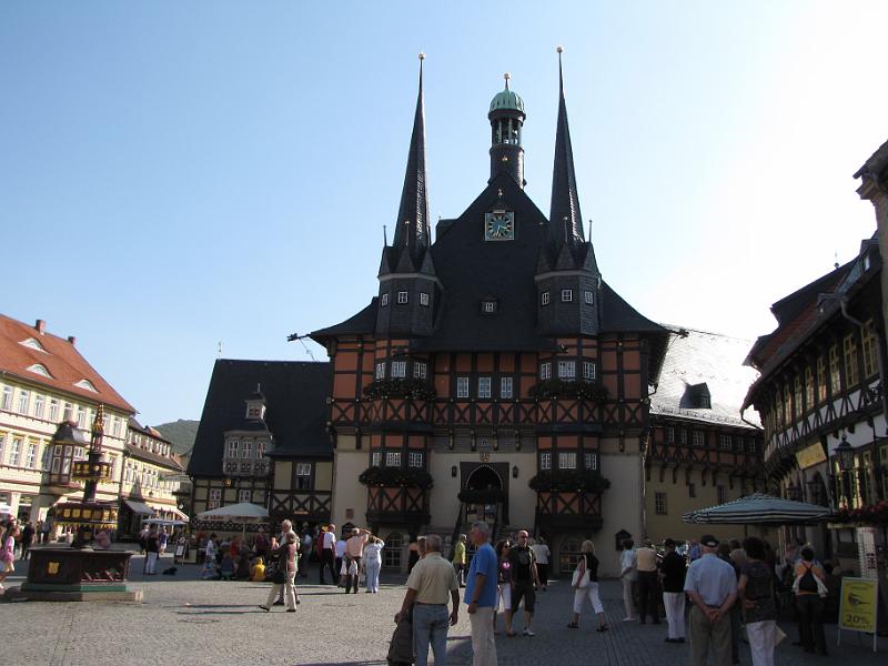 wernigerode_rathaus.jpg - De woensdag gebruiken we als rustdag, en als dag om meer informatie te verzamelen voor onze volgende etappes op de Hexen-stieg. We bezoeken de fraai gerestaureerde binnenstad van Wernigerode. Op deze foto het prachtige rathaus.